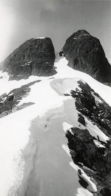 The final snow gully to the summit of Argus Mountain. 1949 – Bill Bell photo.