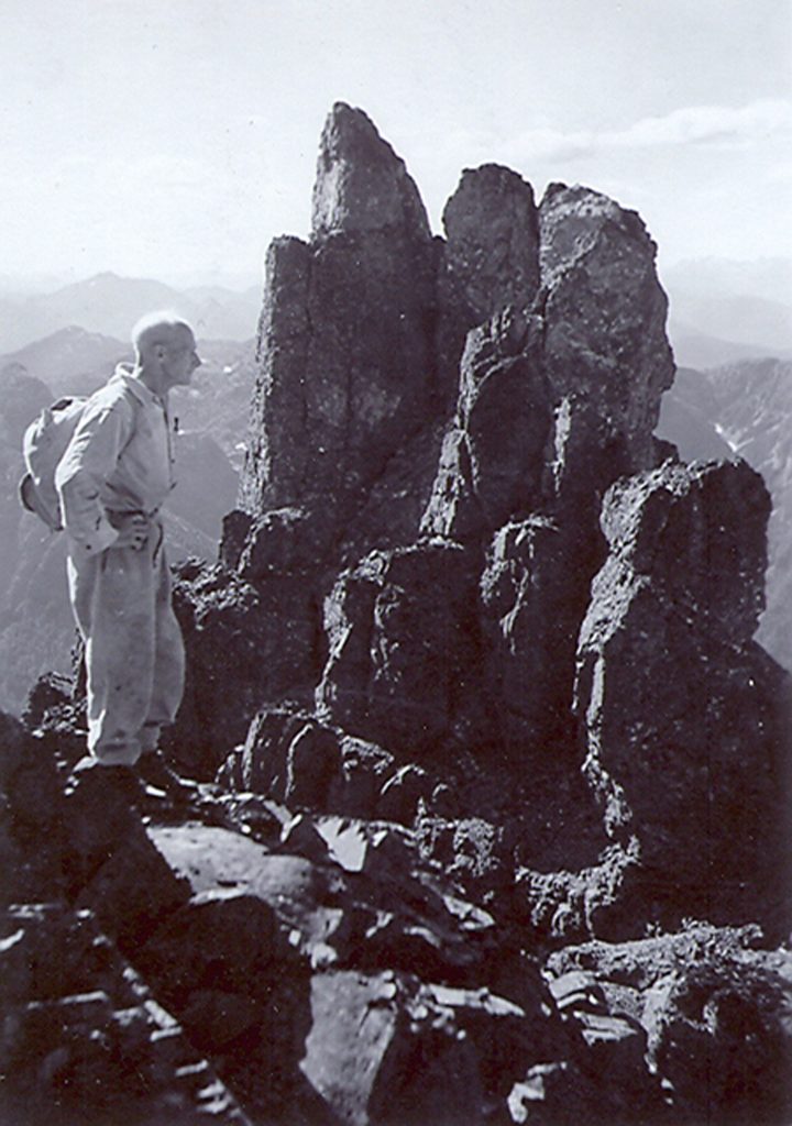 Geoffrey Capes standing near the needle on Elkhorn 1949 – Charles Nash photo.
