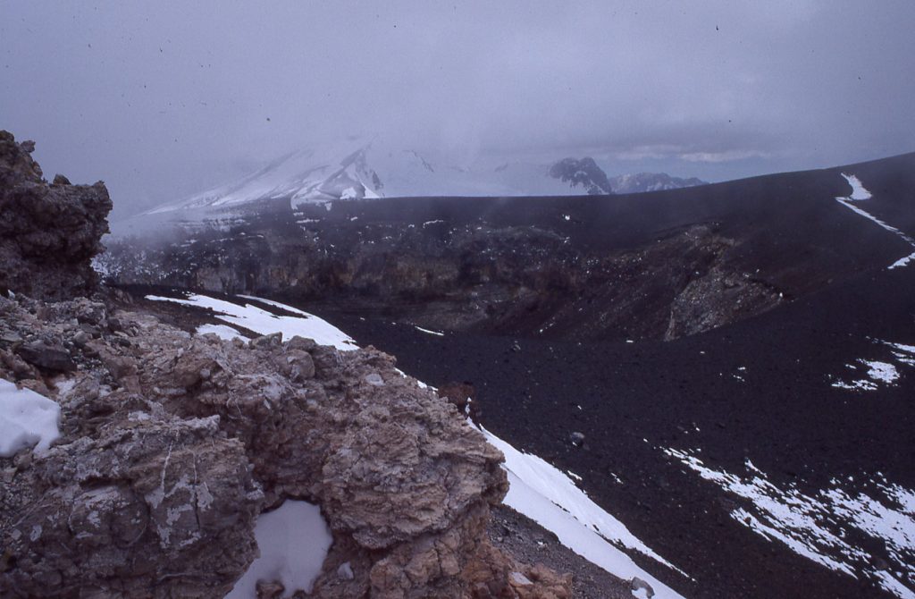 The crater of Volcán San José 1987 – Lindsay Elms photo.